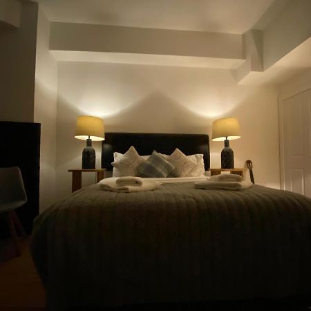Queen Street Boutique Suites EDI Kültér fotó A bedroom at the hotel