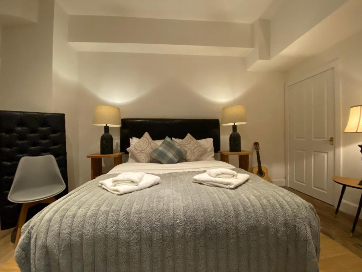 Queen Street Boutique Suites EDI Kültér fotó A bedroom at the hotel