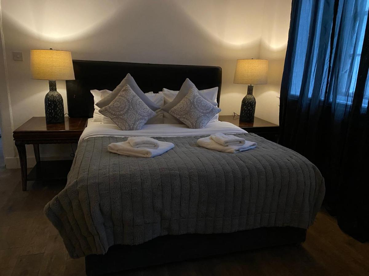 Queen Street Boutique Suites EDI Kültér fotó A bedroom at the hotel
