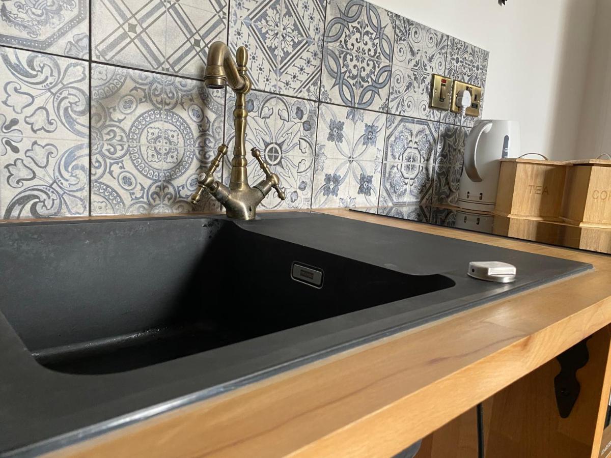Queen Street Boutique Suites EDI Kültér fotó A kitchen sink made of concrete