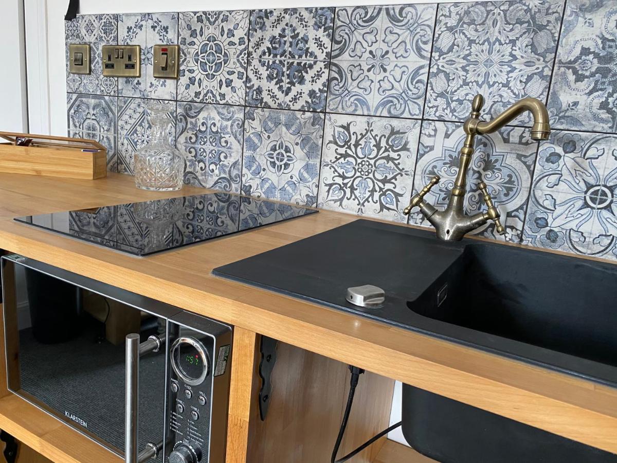 Queen Street Boutique Suites EDI Kültér fotó A kitchen with a black sink