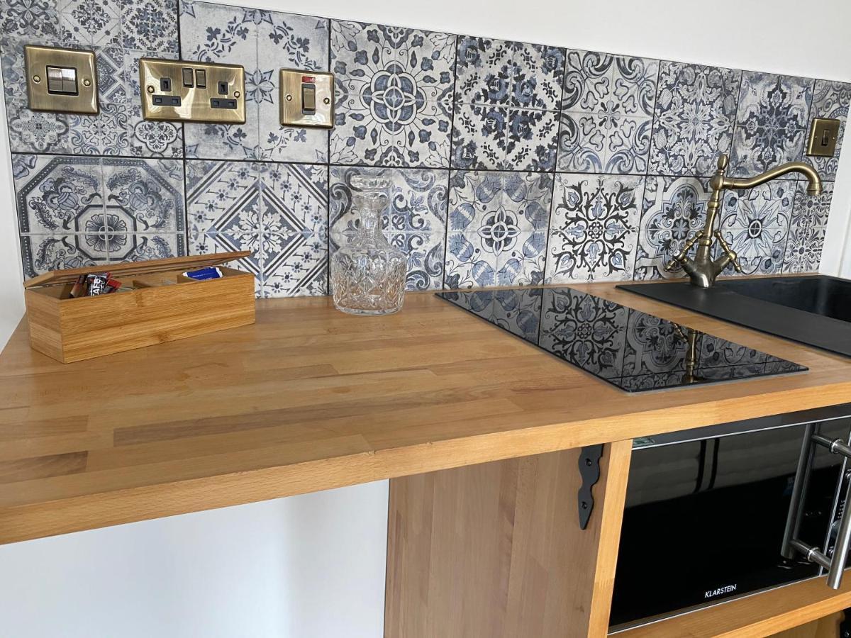 Queen Street Boutique Suites EDI Kültér fotó A kitchen in a micro apartment