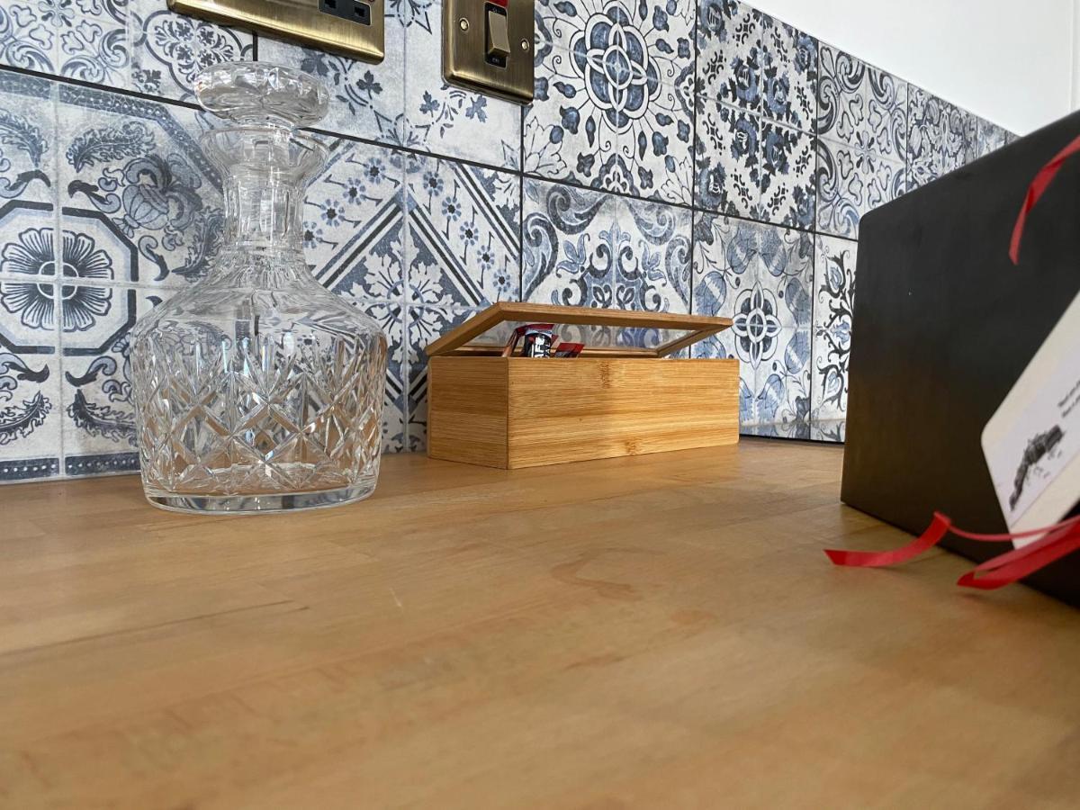 Queen Street Boutique Suites EDI Kültér fotó A kitchen countertop made of laminate