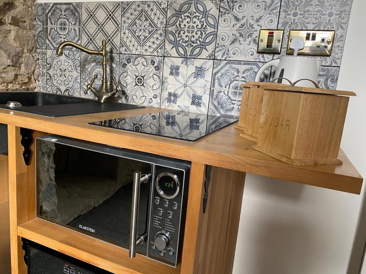 Queen Street Boutique Suites EDI Kültér fotó A kitchen in a micro home