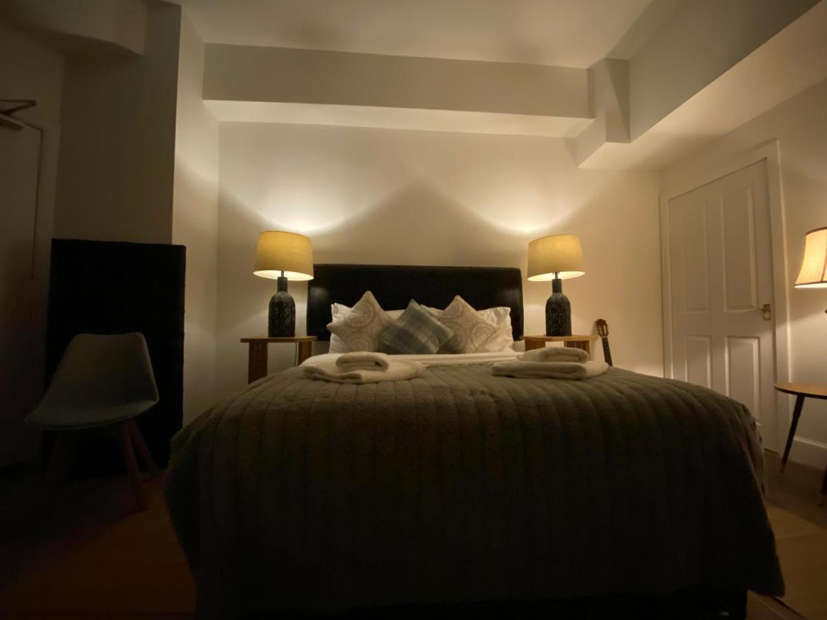Queen Street Boutique Suites EDI Kültér fotó A bedroom at the hotel