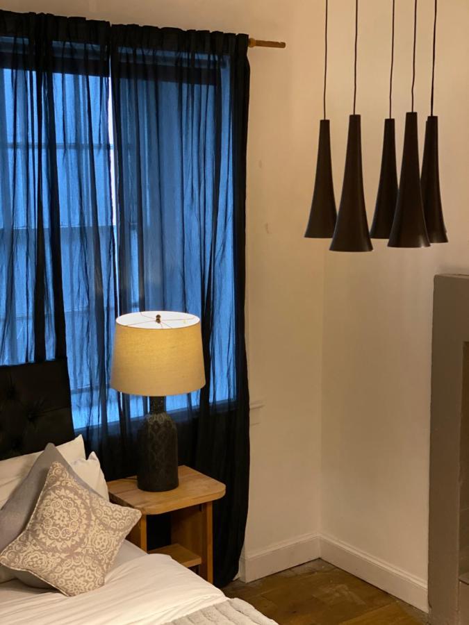 Queen Street Boutique Suites EDI Kültér fotó A lamp