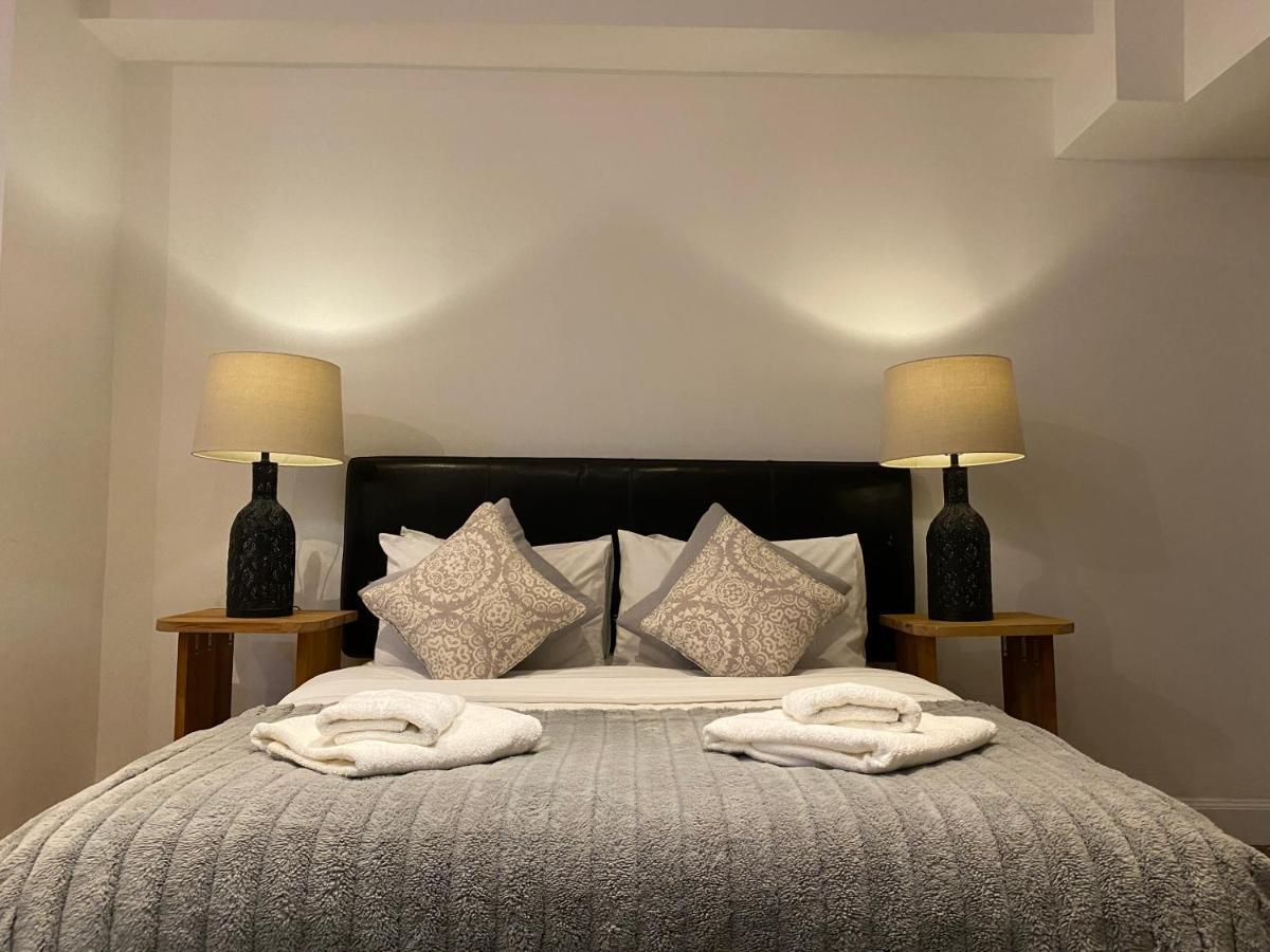 Queen Street Boutique Suites EDI Kültér fotó A bedroom at the hotel