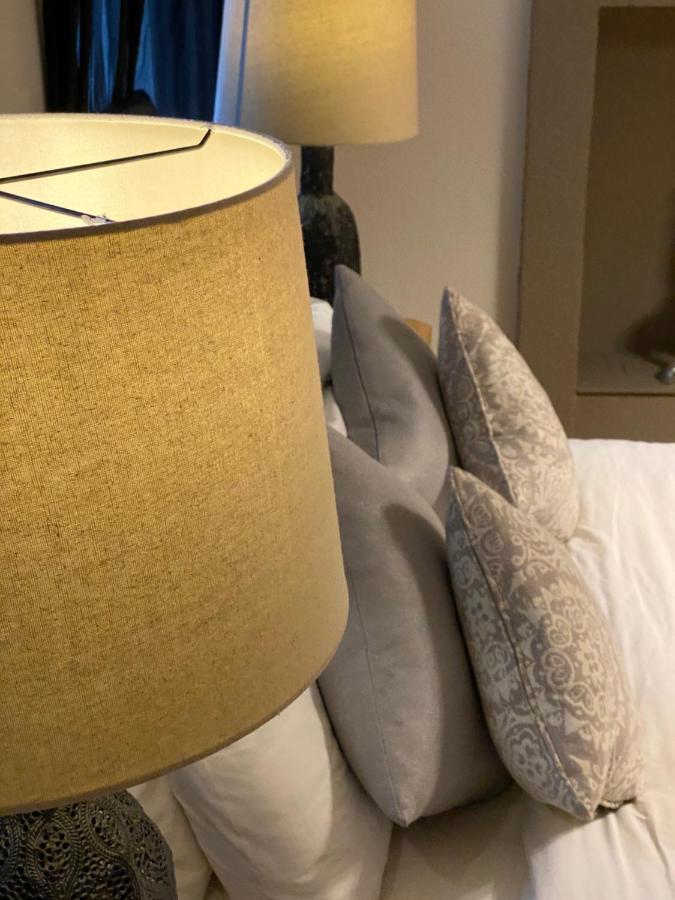 Queen Street Boutique Suites EDI Kültér fotó A lampshade