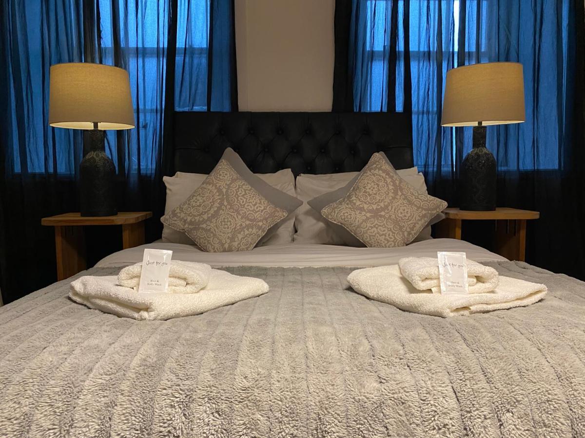 Queen Street Boutique Suites EDI Kültér fotó A bedroom at the hotel
