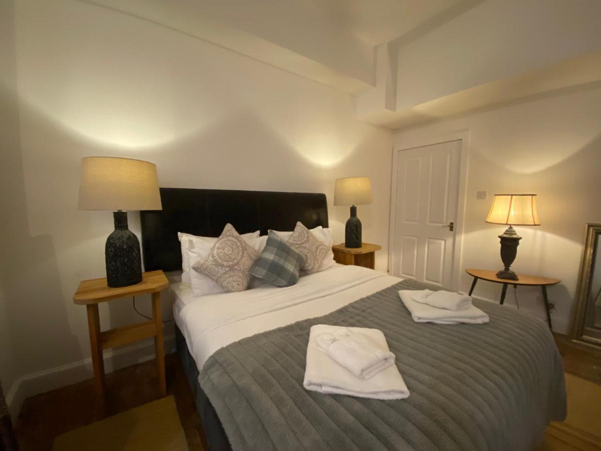 Queen Street Boutique Suites EDI Kültér fotó A bedroom at the hotel