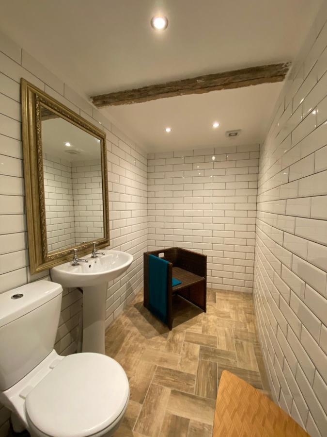 Queen Street Boutique Suites EDI Kültér fotó The toilet at the station
