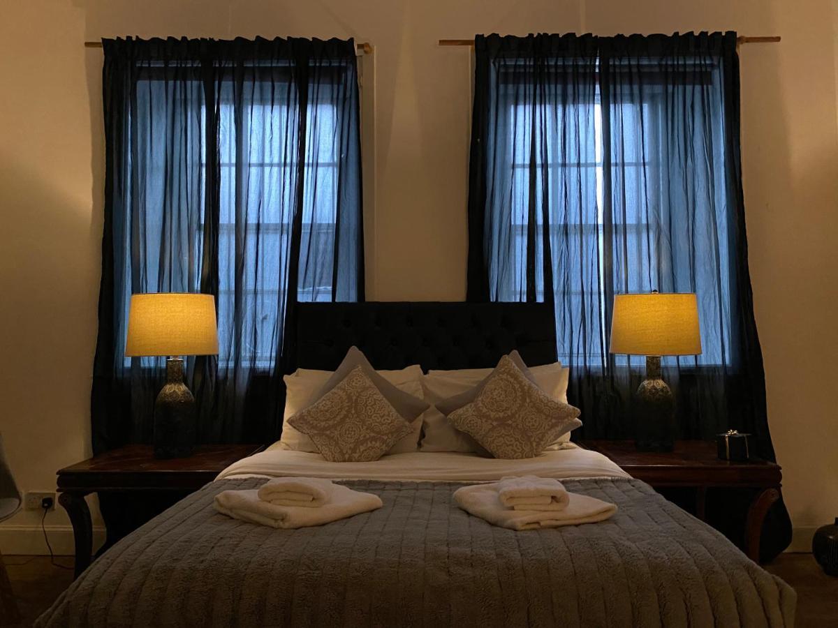 Queen Street Boutique Suites EDI Kültér fotó A bedroom at the hotel