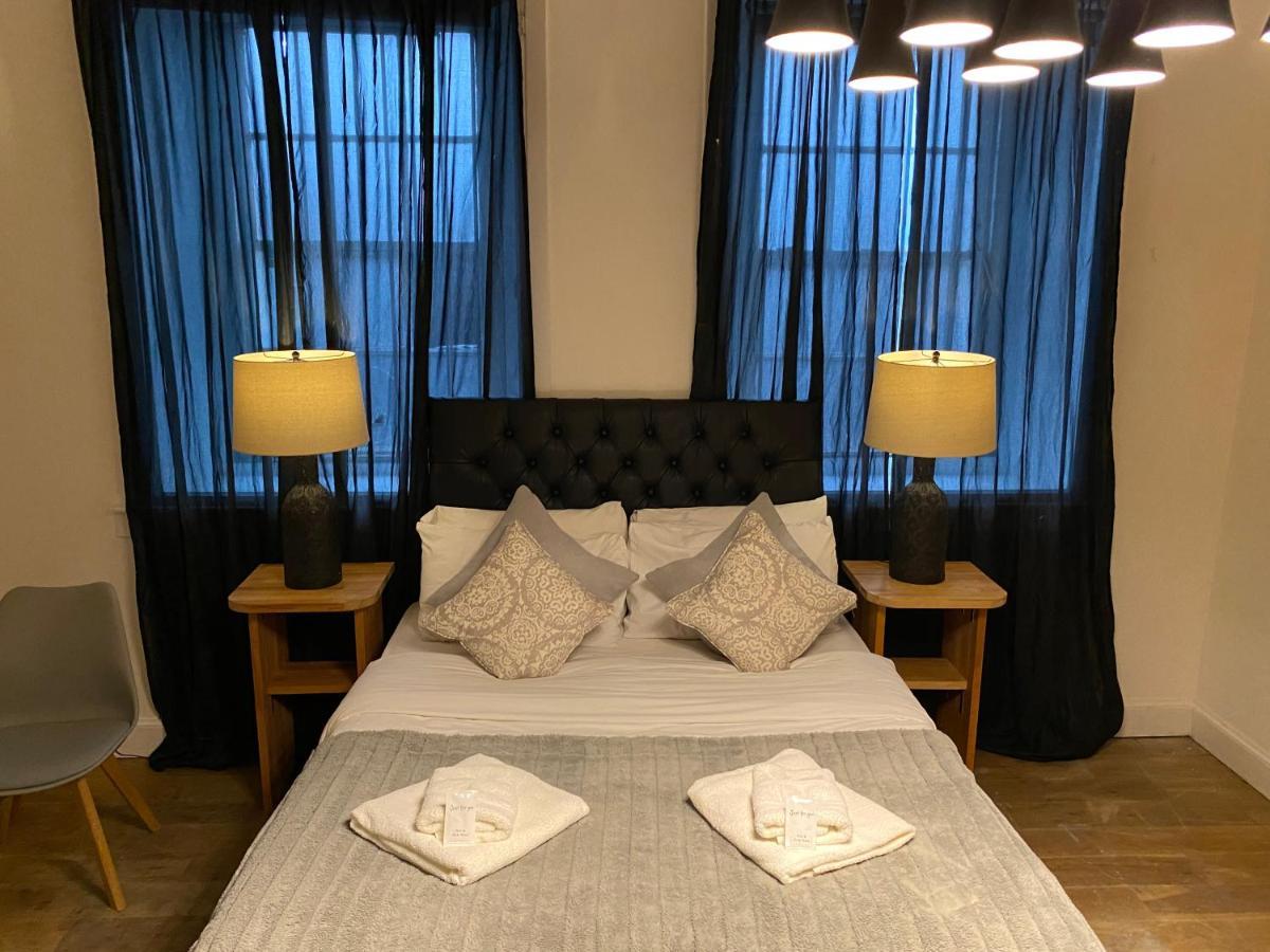 Queen Street Boutique Suites EDI Kültér fotó A bedroom at the hotel