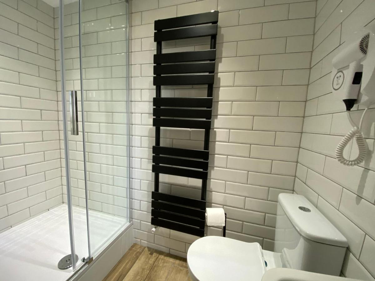 Queen Street Boutique Suites EDI Kültér fotó A heated towel rail in a bathroom