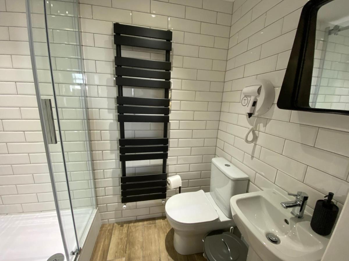 Queen Street Boutique Suites EDI Kültér fotó A heated towel rail in a bathroom