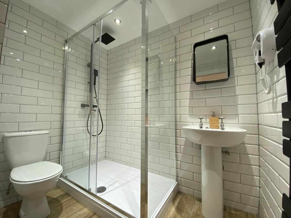 Queen Street Boutique Suites EDI Kültér fotó A shower cubicle