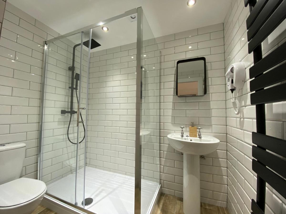 Queen Street Boutique Suites EDI Kültér fotó A shower cubicle