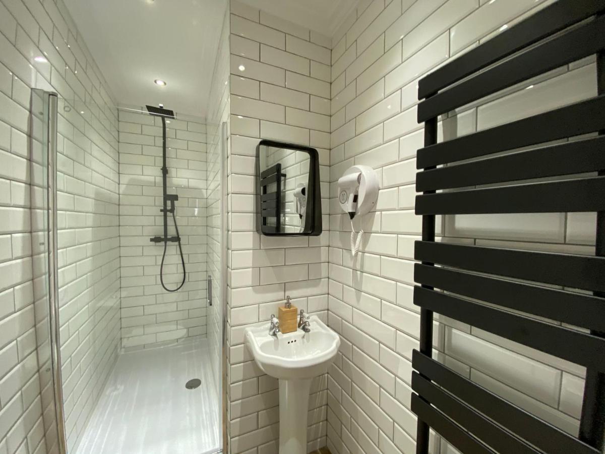 Queen Street Boutique Suites EDI Kültér fotó A wet room