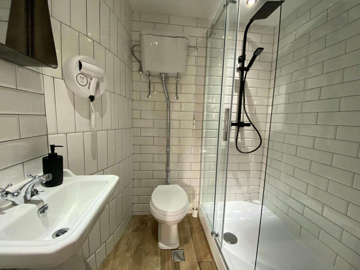 Queen Street Boutique Suites EDI Kültér fotó A shower room